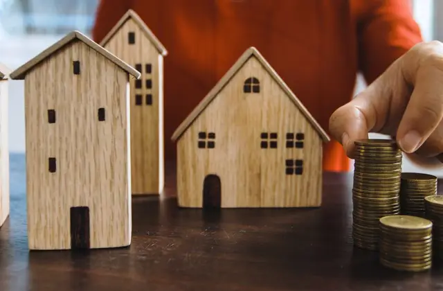 Vitrine d’une agence immobilière avec annonces de biens